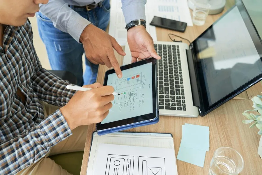 Suunnittelijat valitsevat värejä